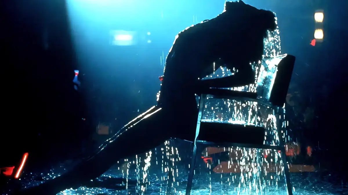 Flashdance: Neonové osmdesátky tančí na plné pecky